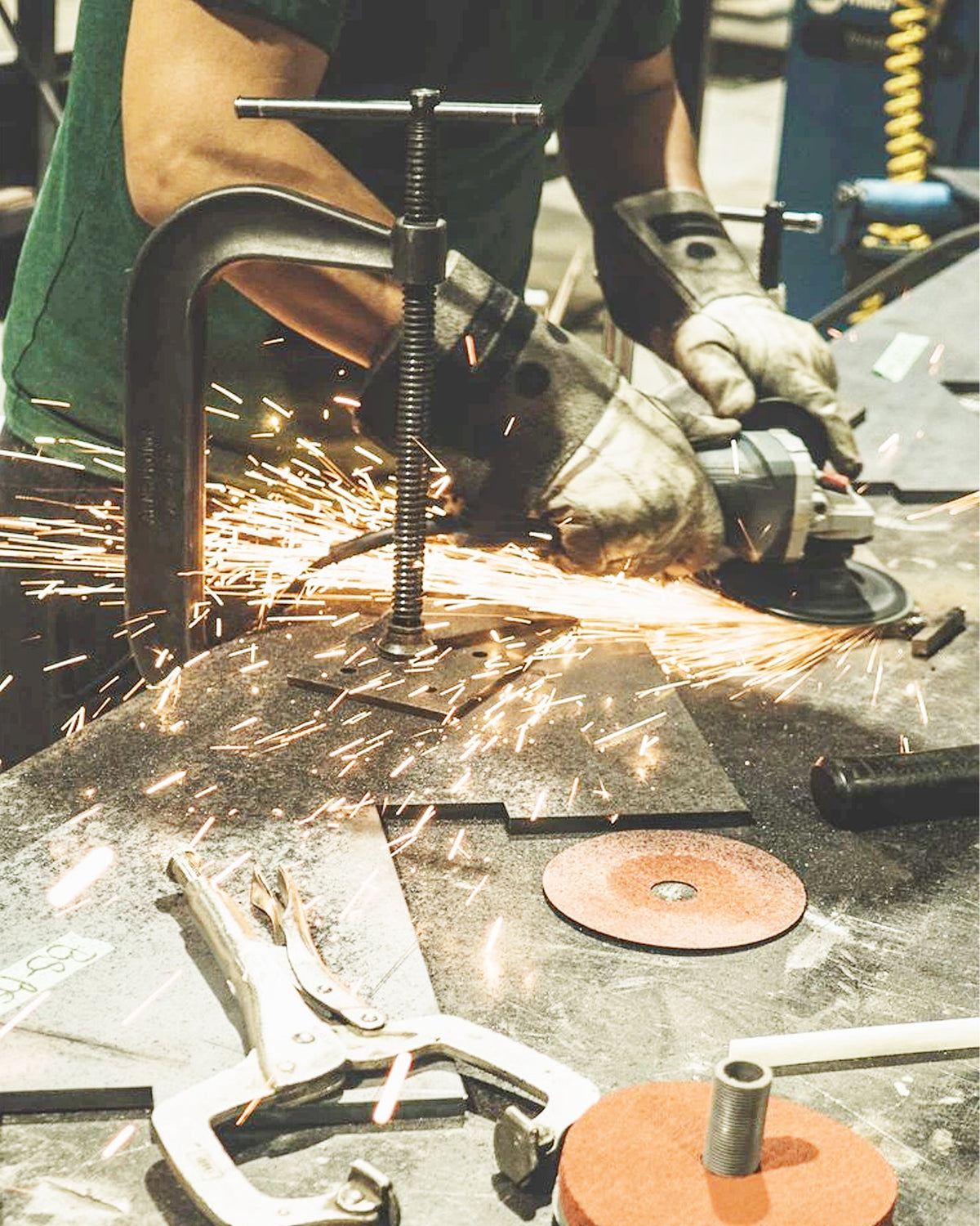 סדנת ריתוך מתכת — מבוא לאמנות עבודת המתכת